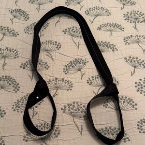 Lululemon black yoga strap for mat